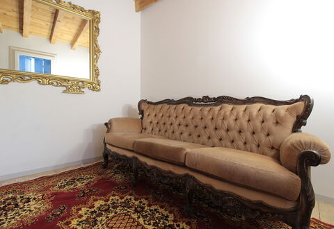 Villa Dolce Bacio, Pool and Spa, Valdobbiadene: Mueble, Diseño De Interiores, Sofá, Piso, Suelo, Habitación, Sala, Marco, Suelos De Madera