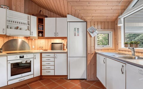 Hollie - 75M from the Sea: Cocina, Aparato De Cocina, Mostrador, Electrodoméstico, Diseño De Interiores, Madera, Piso, Gabinetes, Techo, Mueble