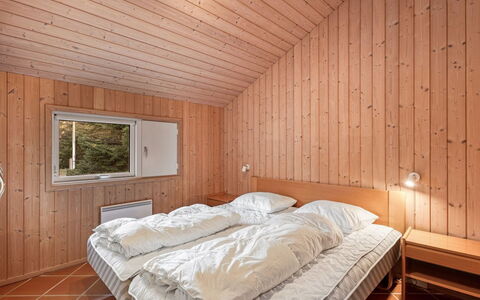 Hollie - 75M from the Sea: Madera, Habitación, Techo, Diseño De Interiores, Cama, Habitación, Madera Dura, Lecho, Sábana, Marco De La Cama