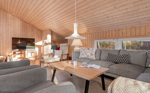 Hollie - 75M from the Sea: Mueble, Madera, Diseño De Interiores, Piso, Suelo, Silla, Habitación, Techo, Sala, Departamento