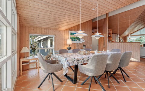 Hollie - 75M from the Sea: Mueble, Madera, Diseño De Interiores, Piso, Suelo, Silla, Habitación, Techo, Sala, Departamento