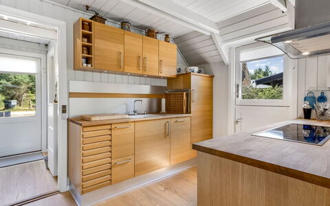 Albertina - 900M from the Sea: Cocina, Piso, Mostrador, Madera, Diseño De Interiores, Gabinetes, Suelo, Electrodoméstico, Aparato De Cocina, Techo