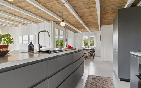 Bjarni - 180M from the Sea: Cocina, Mostrador, Gabinetes, Techo, Aparato De Cocina, Madera Dura, Suelos De Madera, Electrodoméstico, Tablón, Planta De Casa