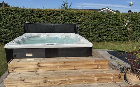 Bjarni - 180M from the Sea: Jacuzzi, Bañera, Madera Dura, Piscina, Patio Interior, Cubierta, Mueble Para Exteriores, Arreglo De Tubería, Patio