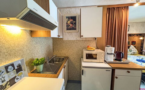Niedernsill 12: Cocina, Mueble, Electrodoméstico, Aparato De Cocina, Madera, Diseño De Interiores, Mostrador, Piso, Suelo, Habitación