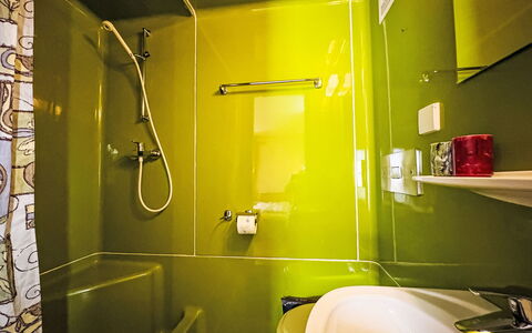 Niedernsill 12: Pared, Baño, Arreglo De Tubería, Lavabo Del Baño, Piso, Suelo, Diseño De Interiores, Lavabo, Grifo, Plomería