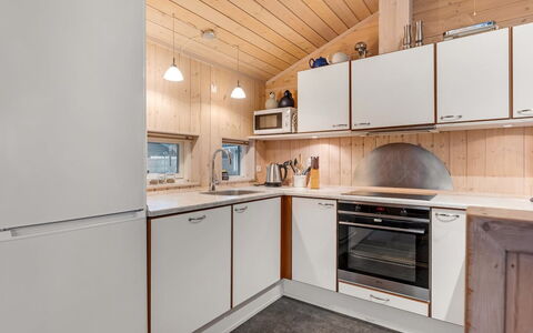 Garth - 50M from the Sea: Cocina, Madera, Aparato De Cocina, Mostrador, Electrodoméstico, Diseño De Interiores, Techo, Piso, Gabinetes, Suelo