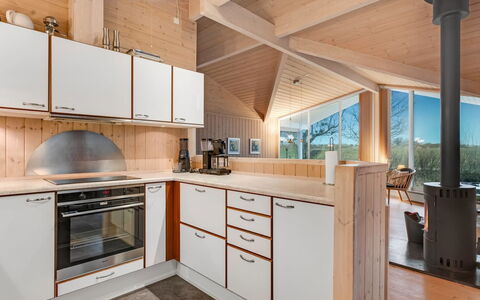 Garth - 50M from the Sea: Cocina, Diseño De Interiores, Madera, Techo, Mostrador, Piso, Lámpara, Mueble, Gabinetes, Suelo