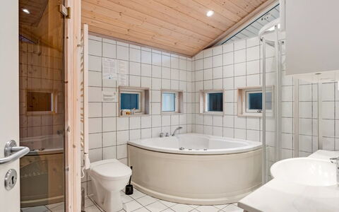 Garth - 50M from the Sea: Baño, Arreglo De Tubería, Diseño De Interiores, Piso, Suelo, Techo, Bañera, Plomería, Lavabo, Grifo