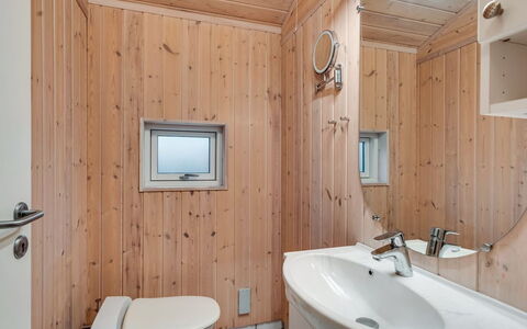 Garth - 50M from the Sea: Arreglo De Tubería, Madera, Baño, Piso, Lavabo Del Baño, Suelo, Techo, Lavabo, Diseño De Interiores, Grifo