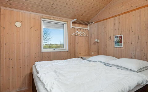 Garth - 50M from the Sea: Madera, Habitación, Techo, Casa, Madera Dura, Manchas De Madera, Tablón, Cama, Lecho, Marco De La Cama