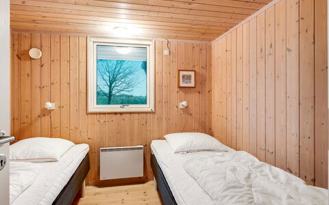 Garth - 50M from the Sea: Habitación, Cama, Madera, Sábana, Lecho, Techo, Diseño De Interiores, Suelo, Piso, Marco De La Cama