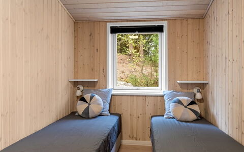 Peadda - 300M from the Sea: Madera, Piso, Suelo, Diseño De Interiores, Techo, Habitación, Habitación, Manchas De Madera, Madera Dura, Cama