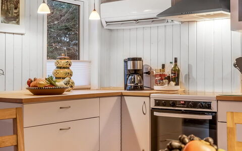 Peadda - 300M from the Sea: Aparato De Cocina, Cocina, Diseño De Interiores, Mostrador, Piso, Madera, Techo, Electrodoméstico, Lámpara, Electrodoméstico