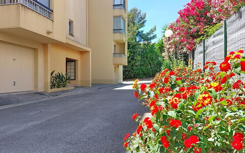 L'Iris: Barrio Residencial, Departamento, Barrio, Condominio, Balcón, Suburbio, Entrada De Coches