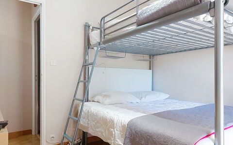 L'Iris: Cama, Habitación, Litera, Mueble, Lecho, Suelo, Sábana, Diseño De Interiores, Piso, Marco De La Cama