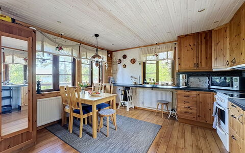 Skärgårdsdröm På Ön: Mueble, Madera, Diseño De Interiores, Techo, Piso, Suelos De Madera, Suelo, Cocina, Cocina Y Comedor Mesa, Habitación