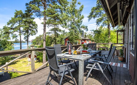 Skärgårdsdröm På Ön: Madera, Cubierta, Mueble, Mueble Para Exteriores, Porche, Silla, Sombra, Madera Dura, Mesa Al Aire Libre, Recurso
