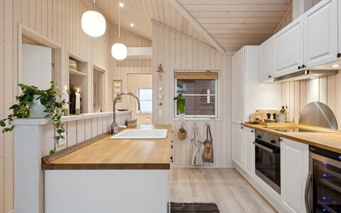 Galatia - 1.4Km from the Sea: Cocina, Diseño De Interiores, Mostrador, Piso, Madera, Lámpara, Mueble, Techo, Aparato De Cocina, Suelo