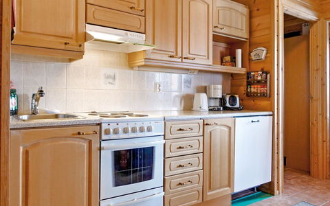 Luongasloma 3: Cocina, Aparato De Cocina, Gabinetes, Electrodoméstico, Mostrador, Madera, Piso, Diseño De Interiores, Alacena, Suelo