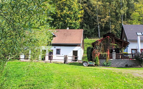 Green Valley Park Stárkov 15: Árbol, Casa, Cabaña, Casa, Área Rural, Casa De Campo, Pueblo, Jardín, Césped