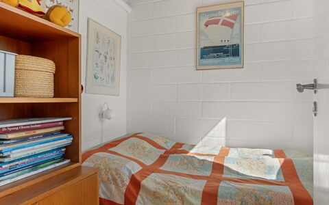 Answald - 250M from the Sea: Pared, Diseño De Interiores, Habitación, Piso, Madera, Suelo, Mueble, Techo, Cama, Sábana