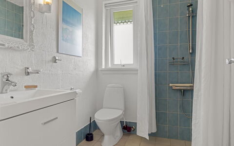 Answald - 250M from the Sea: Baño, Arreglo De Tubería, Lavabo Del Baño, Pared, Piso, Diseño De Interiores, Suelo, Lavabo, Baño, Asiento Del Baño
