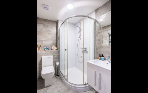 Marina View: Baño, Arreglo De Tubería, Lavabo, Diseño De Interiores, Piso, Suelo, Grifo, Plomería, Baño, Mueble De Baño