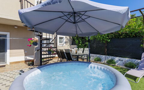 L&V: Piscina, Mueble Para Exteriores, Paraguas, Material Compuesto, Mueble, Ocio, Sombra, Maceta, Silla, Planta De Casa