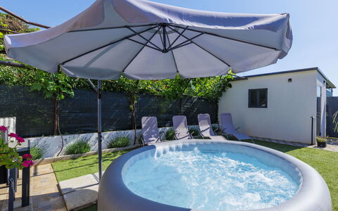 L&V: Piscina, Mueble Para Exteriores, Paraguas, Maceta, Material Compuesto, Mueble, Planta De Casa, Jardín, Patio, Sombra