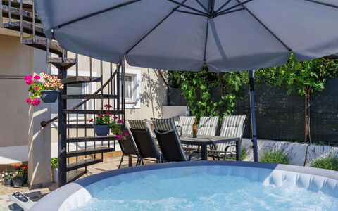 L&V: Piscina, Mueble Para Exteriores, Paraguas, Mueble, Maceta, Material Compuesto, Silla, Sombra, Ocio, Planta De Casa
