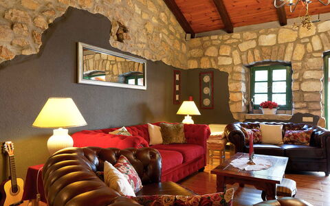 Villa Erta: Mueble, Diseño De Interiores, Techo, Piso, Habitación, Sofá, Suelo, Encendiendo, Sala, Casa