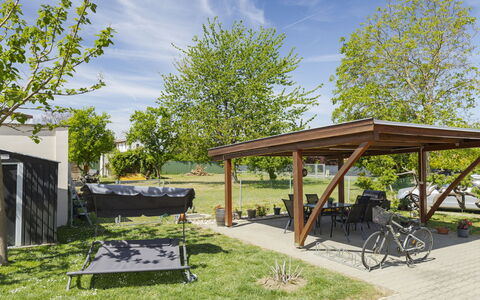 Balatonbereny 101: Sombra, Jardín, Estructura Al Aire Libre, Césped, Bicicleta, Yarda, Parque, Paisajismo, Pérgola, Patio Interior