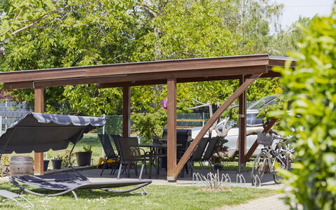 Balatonbereny 101: Madera, Sombra, Mueble, Mueble Para Exteriores, Estructura Al Aire Libre, Jardín, Mesa Al Aire Libre, Manchas De Madera, Pabellón