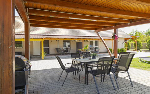 Balatonbereny 101: Madera, Porche, Sombra, Techo, Estructura Al Aire Libre, Manchas De Madera, Haz, Maceta, Toldo, Madera Dura
