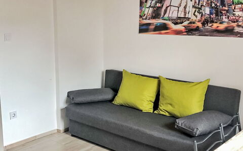Balatonbereny 101: Mueble, Diseño De Interiores, Piso, Suelo, Sofá, Madera, Habitación, Suelos De Madera, Sala, Departamento