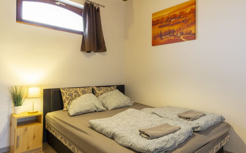 Balatonbereny 101: Cama, Pared, Diseño De Interiores, Habitación, Suelo, Madera, Sábana, Piso, Lecho, Habitación