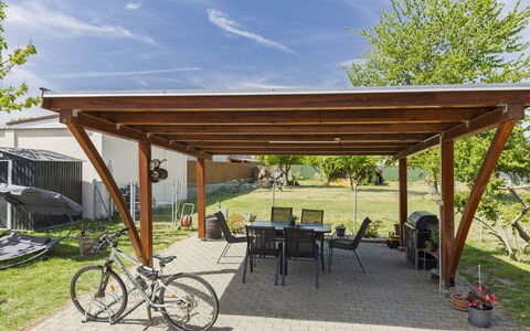 Balatonbereny 101: Madera, Sombra, Jardín, Estructura Al Aire Libre, Manchas De Madera, Madera Dura, Mueble Para Exteriores, Patio Interior, Patio, Yarda