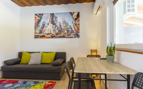 Balatonbereny 101: Mueble, Diseño De Interiores, Piso, Suelo, Sofá, Habitación, Pared, Madera, Techo, Sala