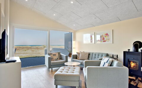 Edy - 75M from the Sea: Mueble, Madera, Diseño De Interiores, Piso, Suelo, Silla, Habitación, Techo, Sala, Departamento