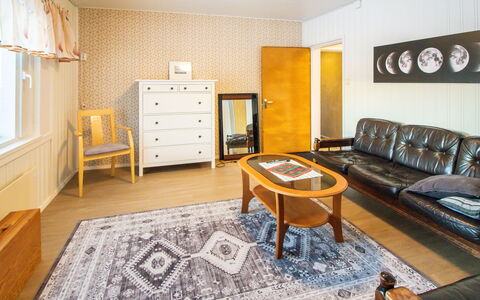 Villa Koski: Piso, Diseño De Interiores, Mueble, Suelo, Pared, Madera, Techo, Habitación, Suelos De Madera, Sala