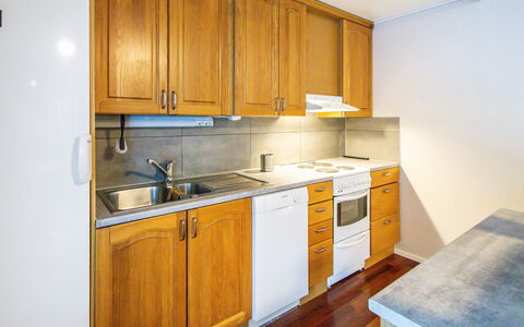 Villa Koski: Cocina, Piso, Aparato De Cocina, Mostrador, Madera, Gabinetes, Electrodoméstico, Suelo, Diseño De Interiores, Lavabo