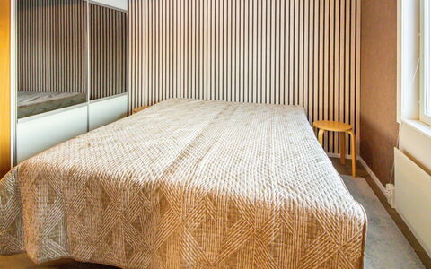 Villa Koski: Pared, Diseño De Interiores, Habitación, Piso, Madera, Suelo, Cama, Textil, Sábana, Lecho