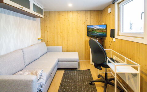 Villa Koski: Piso, Suelo, Madera, Diseño De Interiores, Habitación, Techo, Mueble, Sala, Manchas De Madera, Sofá