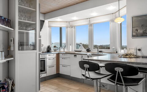 Tofan - 75M from the Sea: Diseño De Interiores, Mostrador, Cocina, Techo, Lámpara, Gabinetes, Mueble, Piso, Aparato De Cocina, Suelo