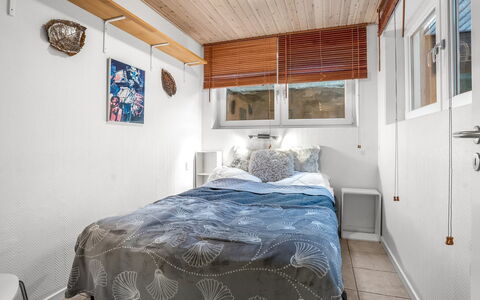 Tofan - 75M from the Sea: Habitación, Madera, Diseño De Interiores, Cama, Techo, Sábana, Lecho, Habitación, Mueble, Suelo