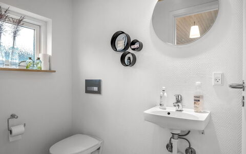 Tofan - 75M from the Sea: Baño, Diseño De Interiores, Arreglo De Tubería, Pared, Lavabo Del Baño, Piso, Lavabo, Suelo, Baño, Grifo