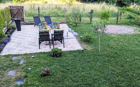 Helfrichs Ferienwohnung: Hierba, Jardín, Arbusto, Mueble Para Exteriores, Césped, Cobertura Del Suelo, Patio Interior, Yarda, Paisajismo