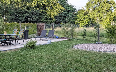 Helfrichs Ferienwohnung: Hierba, Árbol, Jardín, Arbusto, Césped, El Terreno Del Lote, Sombra, Cobertura Del Suelo