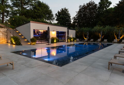 Villa Bocchi: Piscina, Fuente De Agua, Jardín, Material Compuesto, Patio, Maceta, Sombra, Recurso, Paisajismo, Patio